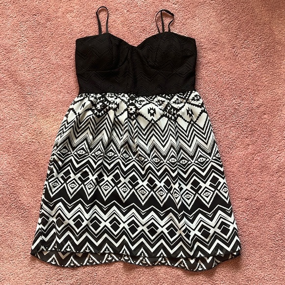 Trixxi Dresses & Skirts - Black and White Flowy Lace Dress Size L